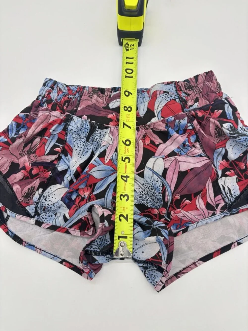 Lululemon Hotty Hot Shorts Lush Lillies 2.5” Womens Size 2